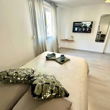 Gare, Wi-fi, Tram, Proche Toutes Commodites & 15 Min Des Plages דירה